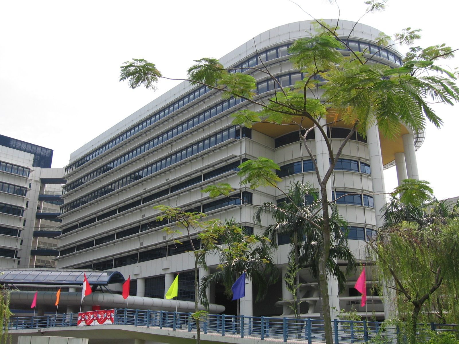 Kandang Kerbau Hospital KKH adalah sakit ibu dan anak yang paling besar di Singapura terkenal dengan dokter dokter anak dari berbagai spesialisasi